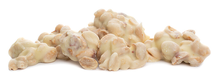 Arašídové hrudky v bílé čokoládě - z boku